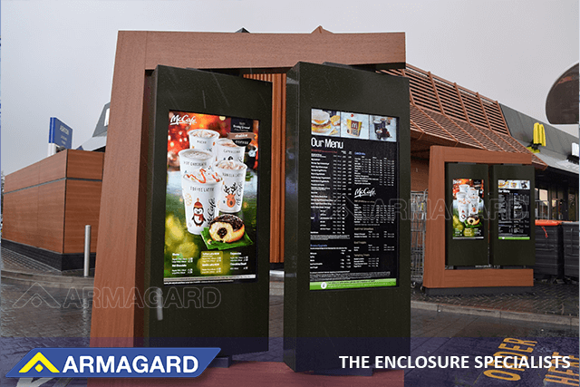 Boîtiers de menu board numérique outdoor en portrait chez McDonald's