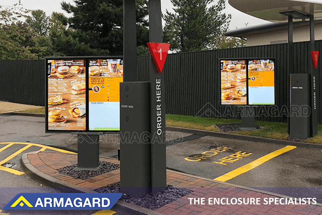 Menu boards numériques outdoor Samsung OH55F double écran dans un McDonald's