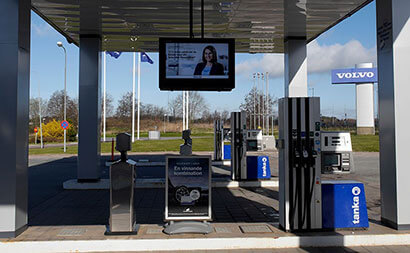 Signalisation numérique Volvo en station-service